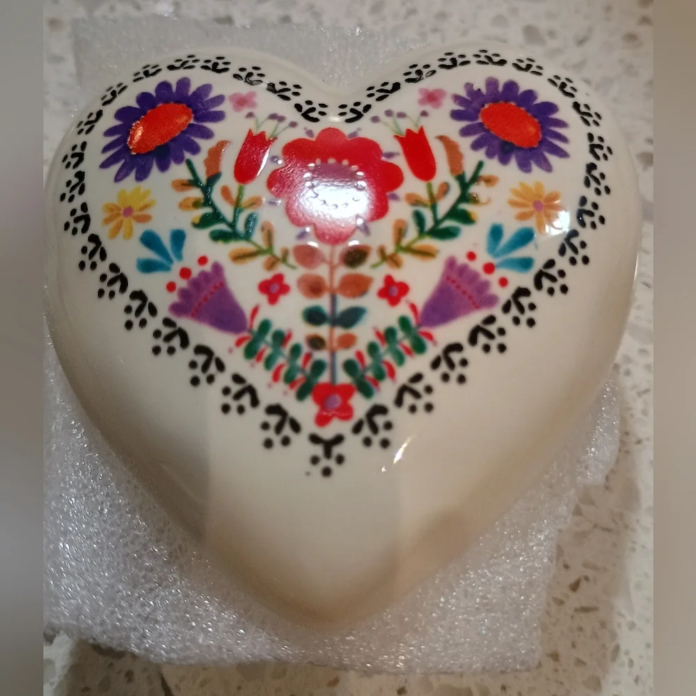 NWT Adorable Natural Life Ceramic Heart Trinket Box